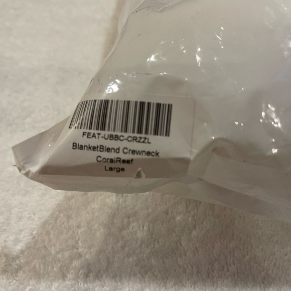 Women’s Large FEAT sweatshirtrt - Picture 9 of 9